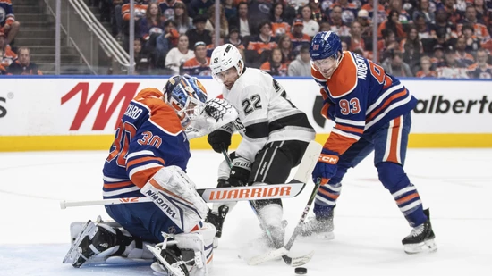 In dieser Szene wird Kevin Fiala (Nr. 22) von Edmonton Goalie Calvin Pickard gestoppt