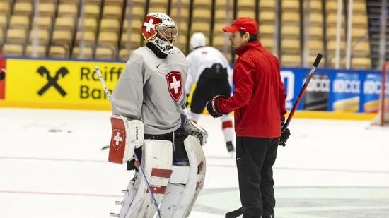 Zwei mit viel Erfahrung: Nationalcoach Patrick Fischer im Gespräch mit Goalie Leonardo Genoni
