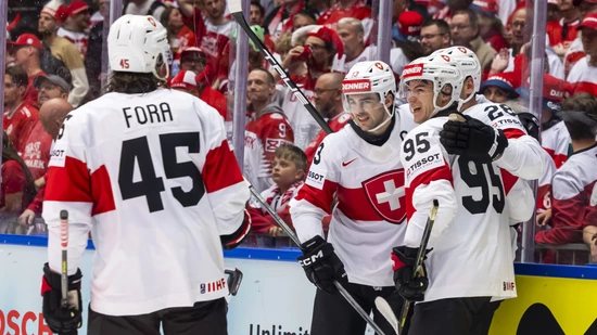 Jubel über eine starke Leistung: Tyler Moy (Nummer 95) feiert mit Nico Hischier und Timo Meier