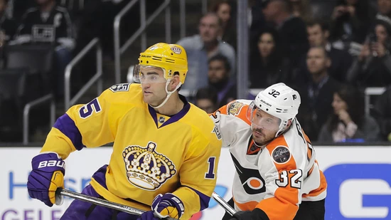 ZSC-Neuzugang Andy Andreoff (links) im Oktober 2016 im Duell mit dem Berner Mark Streit