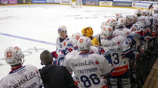 Der zweifache Torschütze Rudolfs Balcers nimmt nach dem 3:0 für den ZSC die Gratulationen seiner Teamkollegen entgegen