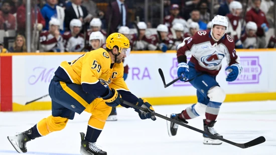 Roman Josi (im gelben Shirt) fliegt wieder über das Eis