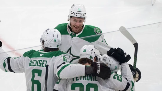 Lian Bichsel (links) feiert mit den Dallas Stars in Edmonton einen Kantersieg