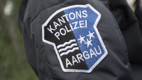 Die Kantonspolizei Aargau rückte in der Nacht auf Sonntag wegen eines Selbtsunfalls Rupperswil aus. (Symbolbild)