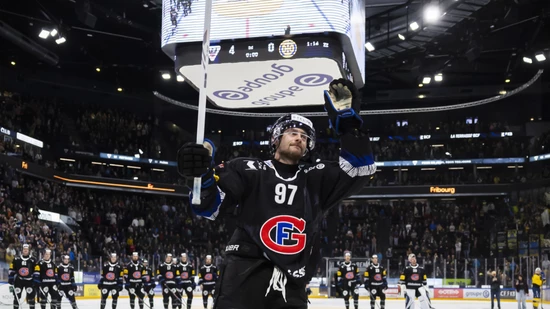 Nathan Marchon wird von den Gottéron-Fans gefeiert