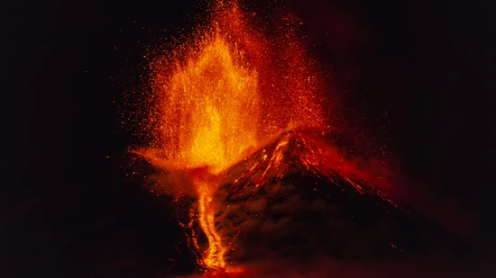 ARCHIV - Lava bricht am späten Freitagabend aus dem Südostkrater des Ätna aus, von Nicolosi bei Catania aus gesehen (Archivbild). Foto: Salvatore Allegra/AP/dpa ARCHIV - Lava bricht am späten Freitagabend aus dem Südostkrater des Ätna aus, von Nicolosi bei Catania aus gesehen (Archivbild). Foto: Salvatore Allegra/AP/dpa