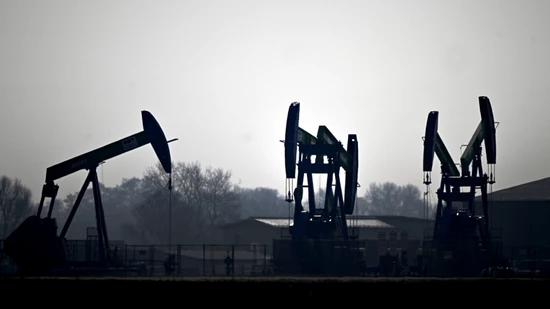 Die Ölpreise haben am Morgen etwas nachgegeben. Das Fass der Nordseesorte Brent verbilligte sich um 1,26 Prozent und kostete 98,09 US-Dollar. Gründe dafür sind die Waffenruhe in Libanon und Hoffnungen auf ein Ende des Iran-Kriegs. (Archivbild)