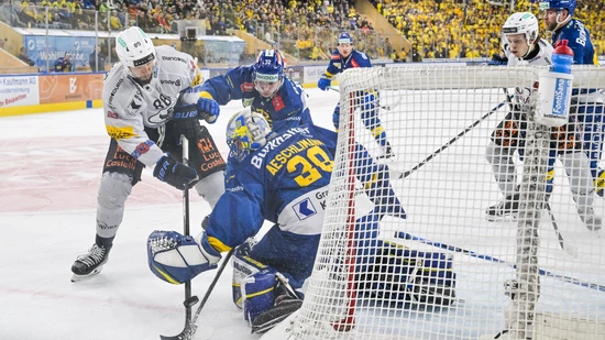 HCD-Goalie Sandro Aeschlimann im Mittelpunkt: In dieser Szene im ersten Drittel klärt er gegen Gottéron-Stürmer Julien Sprunger.