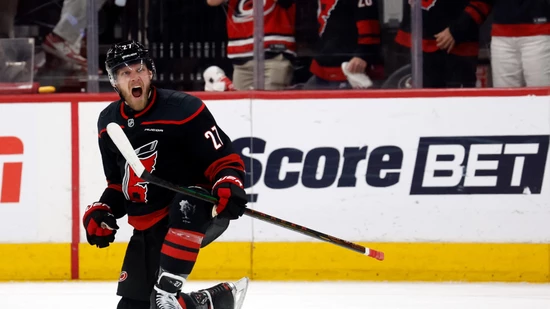 Im Spiel gegen die Philadelphia Flyers bringt Nikolaj Ehlers die Carolina Hurricanes nach Rückstand wieder heran