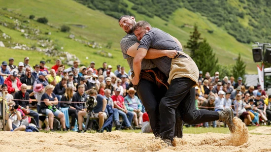 Kampf auf Augenhöhe: Christian Biäsch (rechts) duelliert sich mit dem Zürcher Eidgenossen Samir Leuppi.