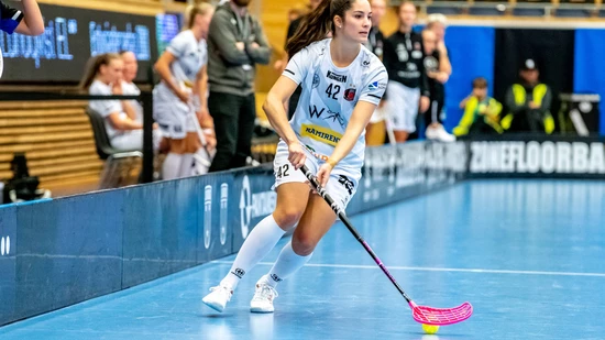 Gute Übersicht: Als Center hat die nominell als Verteidigerin aufgestellte Spielerin auch keine Probleme.
