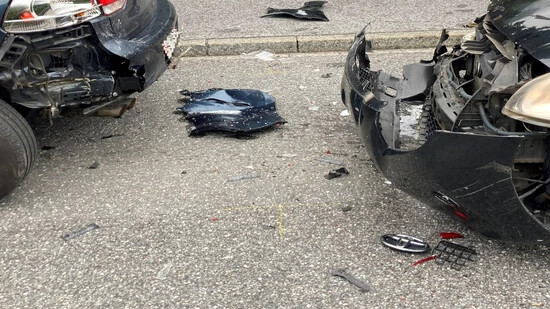 Unfall in Näfels: Eine 42-Jährige hat zu spät gemerkt, dass die zwei Fahrzeuge vor ihr abbremsen.