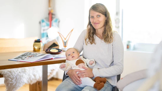 Einst Skirennfahrerin, jetzt Mutter: Denise Feierabend geniesst jeden Moment mit ihrer Tochter Lina. 