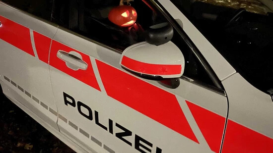 «Friedliche Halloween-Nacht»: Trotz drei kleineren Vorfällen zieht die Schwyzer Polizei ein positives Fazit zur Nacht auf Allerheiligen, lediglich einen Vorfall meldet die Glarner Polizei – und das auch nur auf Nachfrage. 