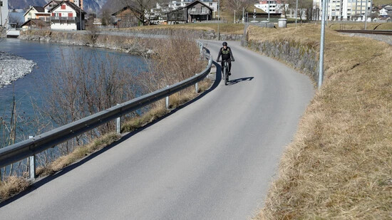 Prekäre Verkehrssituation: Der kantonale Veloweg beim Mühlefuhr ist zu schmal, als dass Fahrradfahrer und Lastwagen kreuzen könnten. 