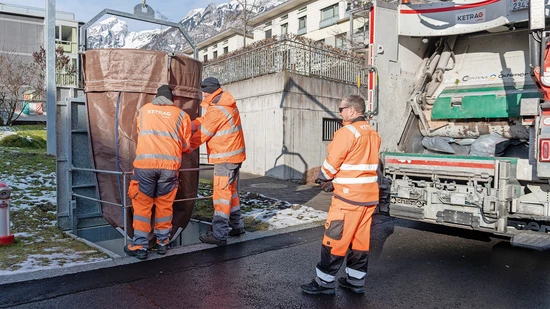 Aus dem Untergrund: Der grosse Müllsack wird mit einem Kran hochgehoben und geleert.