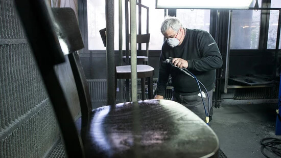 Nach über 120 Jahren am Kirchweg in Glarus: Künftig werden die Mitarbeitenden der Horgenglarus die Stühle an einem anderen Ort produzieren.