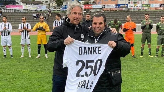 Zwei FCG-Urgesteine: Präsident Koni Gabriel (links) überreicht Italo Fiorenzi zum 250. Spiel als Betreuer des FC Glarus ein spezielles Trikot.