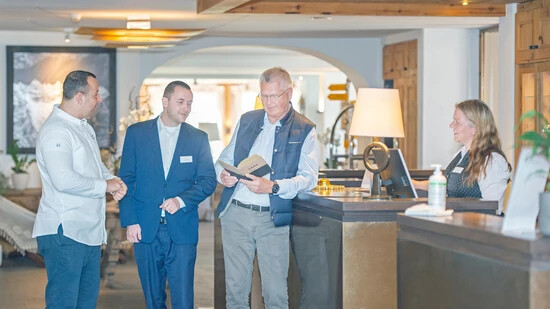 Damals waren sie noch zuversichtlich: Hoteldirektor Paul Urchs (Mitte) startet im Mai 2022 gemeinsam mit seiner Belegschaft das sogenannte «flex work» im Hotel «Adula» in Flims Waldhaus.