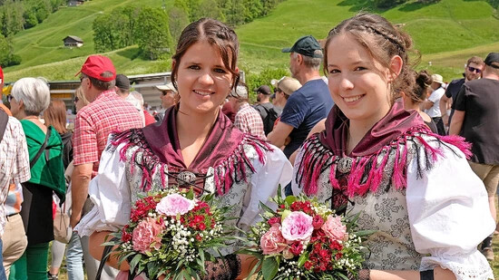 Blumen für die Spitzenschwinger: Die Ehrendamen Isabella Figi und Anna Bernet sind mit ihren Sträussen bereit.