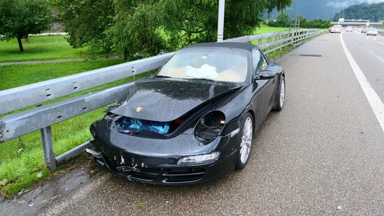 Grosser Schaden: Beim Unfall auf der Autobahn in Mollis wurden ein Porsche und die Leitplanke in Mitleidenschaft gezogen.