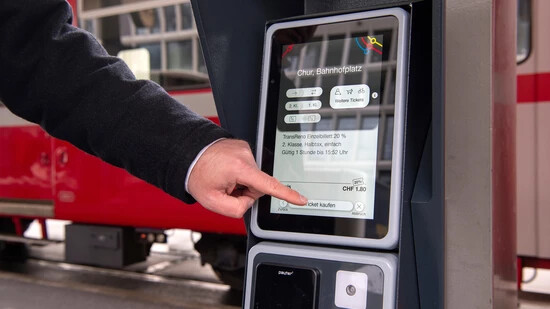 Um den digitalen Anschluss zu wahren: Personal von der Bus und Service AG erklären an Schulungen, wie am Venda-Automaten ein Ticket gekauft wird.
