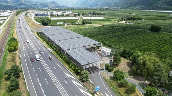 So könnten die Solarfaltdächer von DHP Technology über den Autobahnrastplätzen dereinst aussehen.