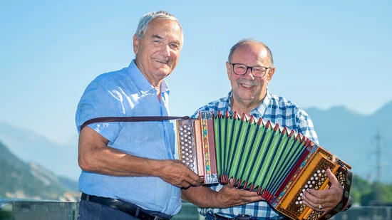 Die Väter von «Musik für alle»: Christian Durisch (links) und Arno Jehli posieren mit einem Schwyzerörgeli. 