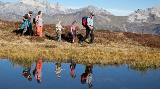 Herrliche Aussichten: Eine Familie passiert den Bärenseewen auf ihrer Bergwanderung oberhalb Schiers im Prättigau, im Hintergrund ist die Schesaplana zu sehen.