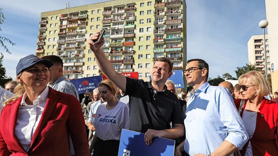 Gibt sich wählernah: Der polnische Premierminister Mateusz Morawiecki (rechts) posiert am Mittwoch während eines Treffens der Regierungspartei PiS mit Anwohnern in Zentralpolen für ein Selfie. 