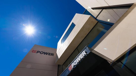 Bei Repower scheint derzeit die Sonne: Das Bündner Energieunternehmen – hier der Hauptsitz in Poschiavo – hat im ersten Halbjahr 2023 einen so hohen Gewinn erzielt wie noch nie in der Firmengeschichte.