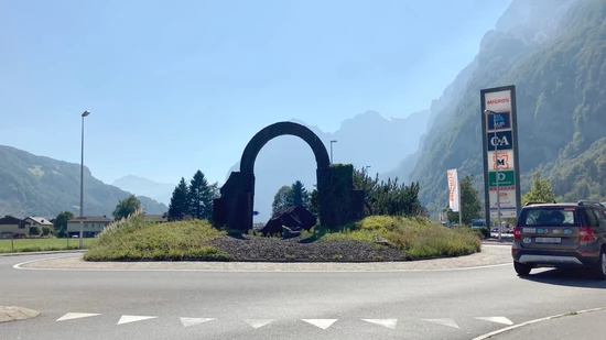 Ein «Pionier»: Der Kreisel in Näfels, auch Tor zum Glarnerland genannt, ist der zweitälteste im Glarnerland.