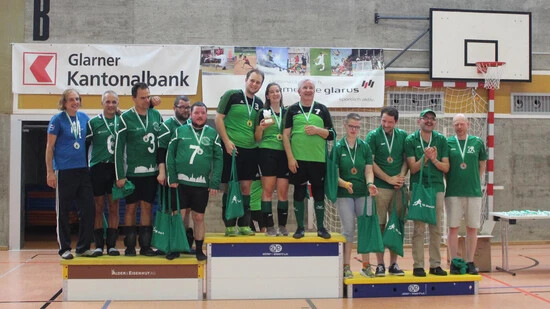 Zuoberst auf dem Podest: TB Glarus 11 Kärpf gewinnt den 8. internationalen Torball-Ziger-Cup vor Bozen (links) und Vige Waasland.