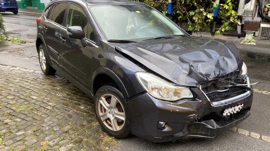 Unachtsam: Ein 30-Jähriger hat in Netstal dieses schwarze Auto übersehen, das Vortritt hatte.