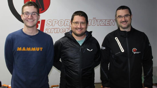 Das Top-Trio (von links): Tim Landolt (2.), Mischa Armati (1.) und René Müller (3.) sind am Endschiessen der Sportschützen Glarnerland die Treffsichersten.