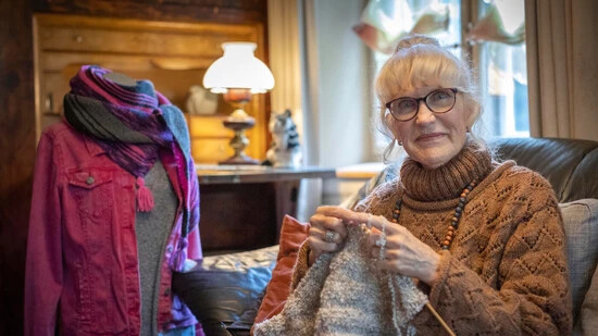 Stricken hat auf Verena Landert eine beruhigende Wirkung. Es gibt kaum etwas, das die Netstalerin nicht stricken könnte. Sie strickt seit 73 Jahren und verkauft ihre bunten Strickwaren an der Glarner Handart.