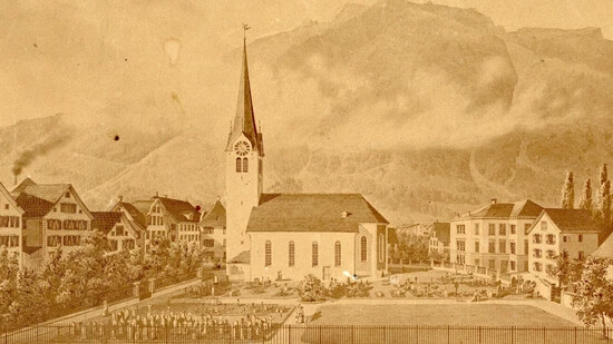 Aufstrebendes Dorf: Die von J. Adolf Honegger gezeichnete Kirche Ennenda wurde 1774 von Baumeister Jakob Mesmer gebaut, das Schulhaus rechts davon 1832. 
