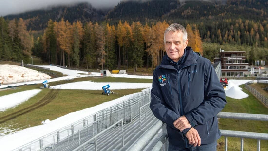 Entspannter Blick: Jürg Capol, CEO des Biathlon-Weltcups in Lenzerheide, steht auf der Tribüne in der Arena in Lantsch/Lenz.