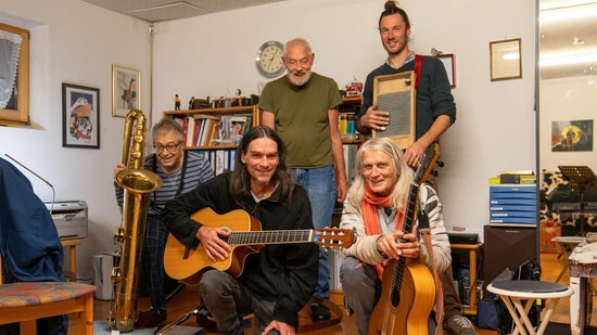 Die Crestasee Skiffle Band: Zusammen mit Beat Lanicca, Gian A. Courtin, Heinz P. Jenny und Nicolas Zogg (von links) musiziert Walter Lietha (rechts kniend) im Probelokal in Chur. 