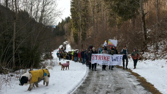 Demo auf dem Wanderweg: Die Teilnehmenden der Anti-WEF-Winterwanderung durften nicht auf der Kantonsstrasse protestieren.