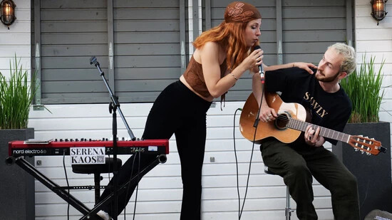 International: Die portugiesische Strassenmusikerin Serena Kaos reist aus London mit Künstlerfreund Jack Hillier an, damit sie beim Songbird Festival Davos ein Strassenkonzert spielen können.