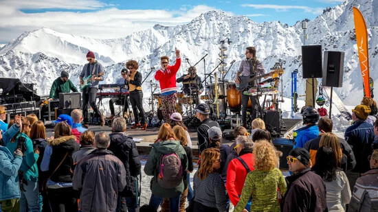 Besondere Bühnen: Das Musikfestival präsentiert über 20 Konzerte im Skigebiet Arosa Lenzerheide – hier im Bild ein Konzert von Marc Sway vor einigen Jahren am Live is Life. 