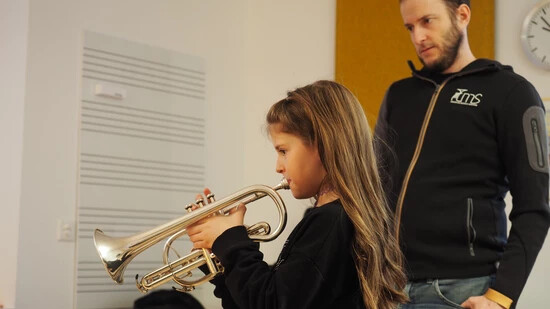 Bei der Probe in der Musikschule Imboden: Michael Cadruvi gibt seiner Tochter Leila Cadruvi Ratschläge für den Auftritt am Bündner Solo- und Ensemblewettbewerb. 