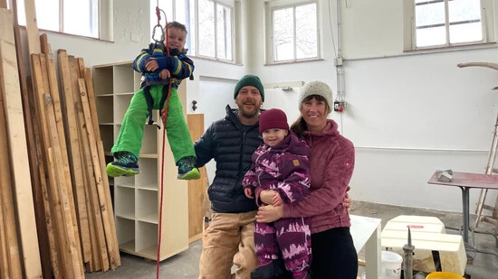 Früh übt sich: Florian und Nicole Knecht mit ihrem Nachwuchs im ehemaligen Schlachthaus in Matt, das sie zur Boulderhalle umbauen wollen.