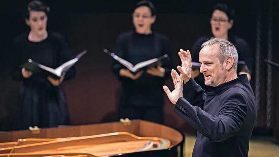 Clau Scherrer bei der Arbeit: Seine Chorkonzerte sind immer etwas Besonderes – mit dem Origen-Vokalensemble jedoch hat der Dirigent das musikalische Graubünden schon vor Jahren auf internationales Niveau gehoben. 