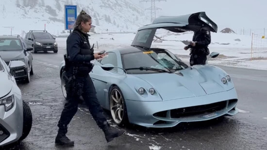 Teurer Spass: Der Pagani Huayra Coda Lunga wird von der Polizei kontrolliert. Das Auto kostet gut 7,5 Millionen Dollar. 