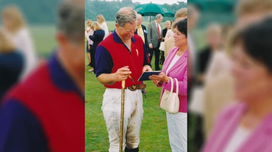 Der damalige Prinz Charles mit seiner Assistentin: Die Fotos wurden bei einem Polospiel aufgenommen, welches Clair Southwell für eine seiner Wohltätigkeitsorganisationen plante.