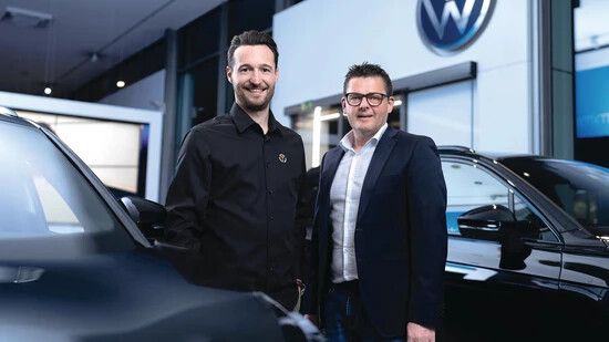 Der neue und der alte Besitzer: Cesare Tondo (links) übernimmt mit der Garage Tondo AG die Auto Sauter AG in Netstal von Daniel Sauter. 