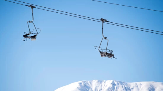 Mehr Fahrten: Die Bergbahnen in Graubünden durften im Januar mehr Gäste begrüssen – im Bild der Sessellift Carjöl bei der Talstation Jakobshorn in Davos Platz. 