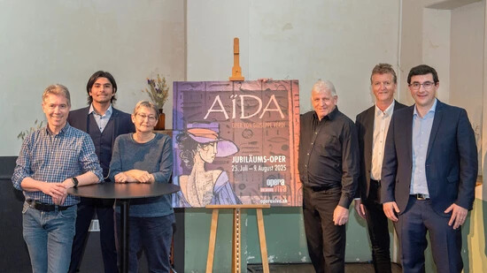 Grosse Überraschung:  «Aida» wird in Chur als die Jubiläums-Oper vorgestellt vom Opera-Viva Vorstand mit Andreas Zuber, Muhammed Emren, Antonia Tschuor, Gion Gieri Tuor, Günter Stegmaier und Kevin Brunold (von links).